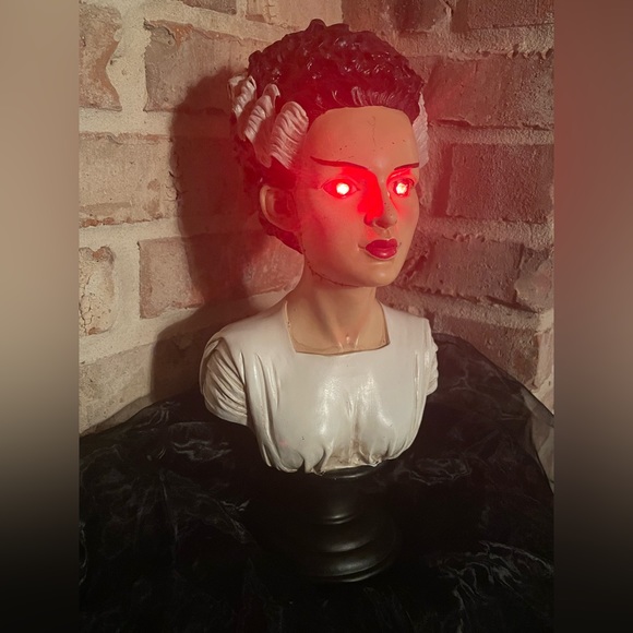 LED Frankenstein Bride/Wife Bust Halloween Figure - Picture 2 of 10